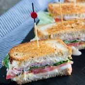 11.Sandwich vegetal con bacon y huevo a la plancha