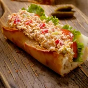 28.Bocata de bonito con tomate, lechuga y mahonesa