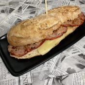 8.Bocata de lomo con pimientos
