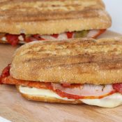 11.Bocata de lomo con bacon y queso