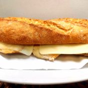 17.Bocata de pechuga de pollo con queso