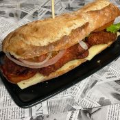 22.Bocata de pechuga de pollo, bacon y queso