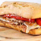 12.Bocata de lomo con bacon , queso y pimientos