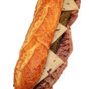 15.Bocata de pepito de ternera , queso y pimientos